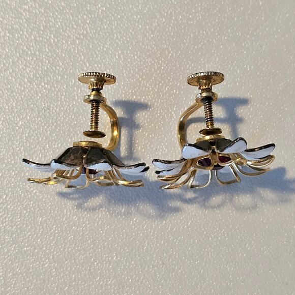 Vintage Bugbee & Nile White Floral & Gold Screwback Earrings - Picture 6 of 6